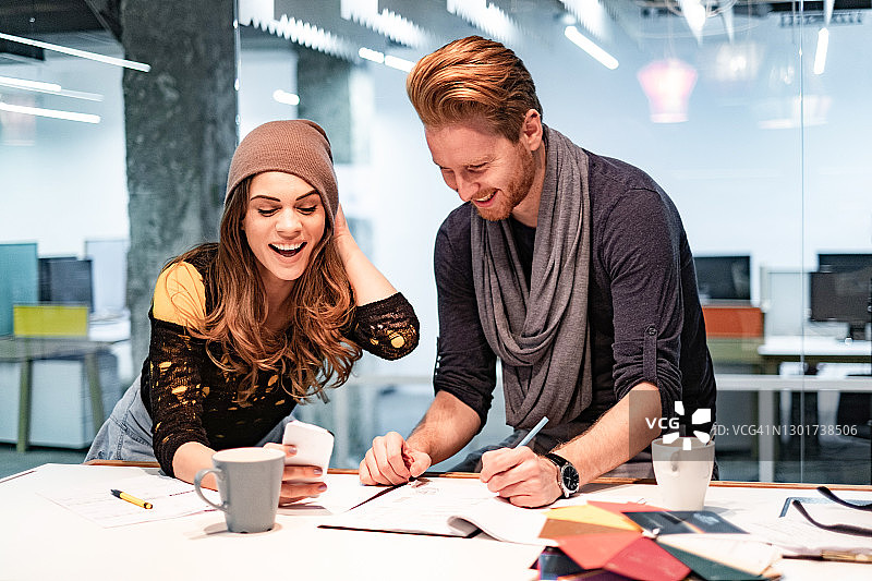 看看这条短信！图片素材