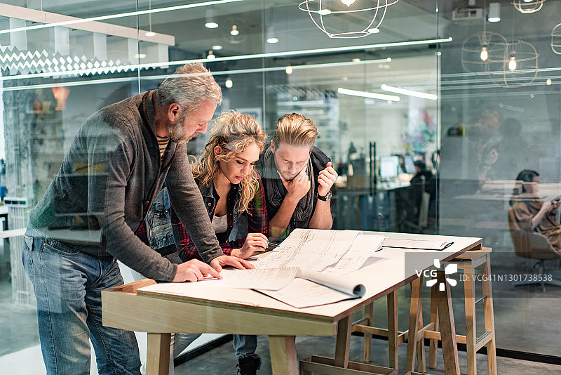 建筑承包商在办公室检查蓝图图片素材