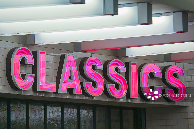 内部发光的单词“CLASSICS”图片素材