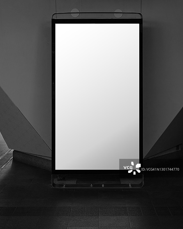 地铁站的空白白色banner。火车站的空白广告牌，样机图片素材