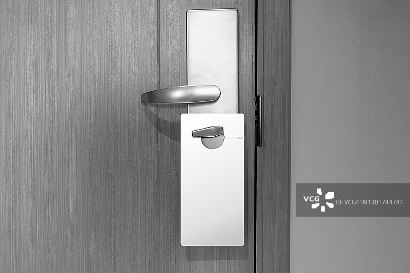 木门上带银色金属把手的黑色空白纸门挡图片素材