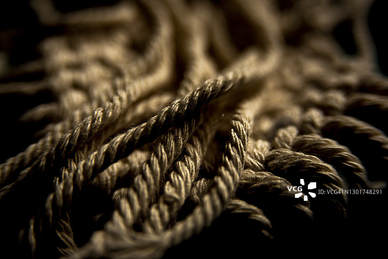 深色模式壁纸-绳索图片素材