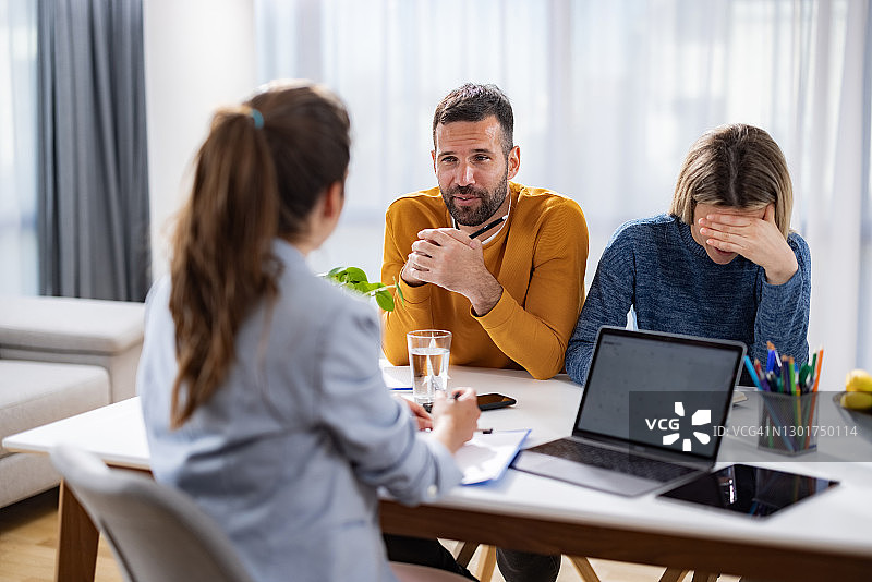 情侣在办公室与经纪人会面图片素材