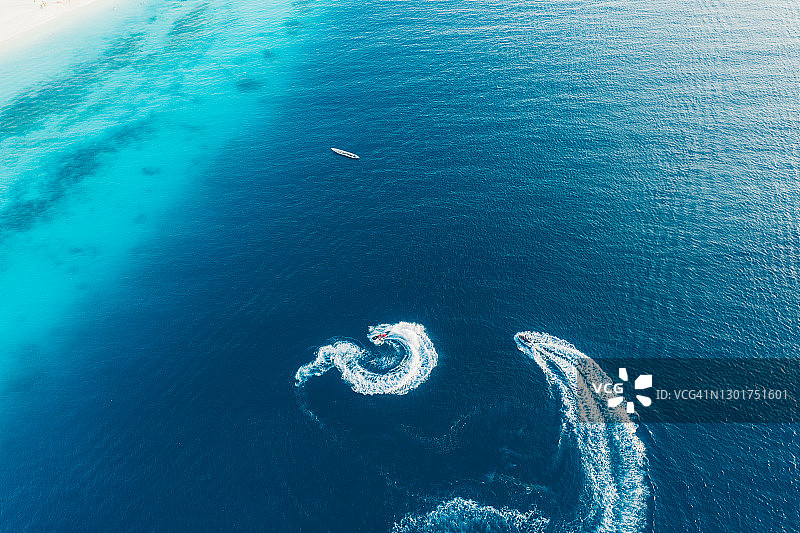 坦桑尼亚桑给巴尔岛碧绿海水、船只和水上摩托艇航拍美景图片素材