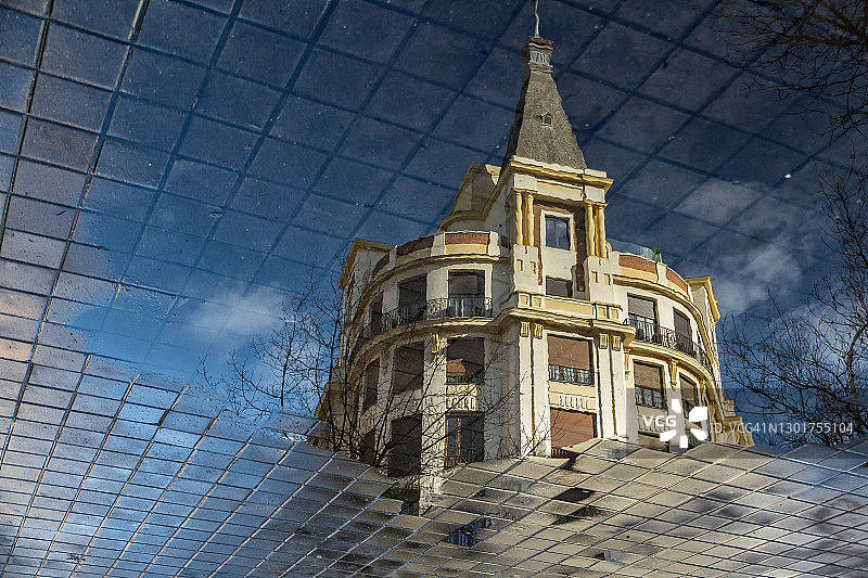 水坑中的城市倒影图片素材