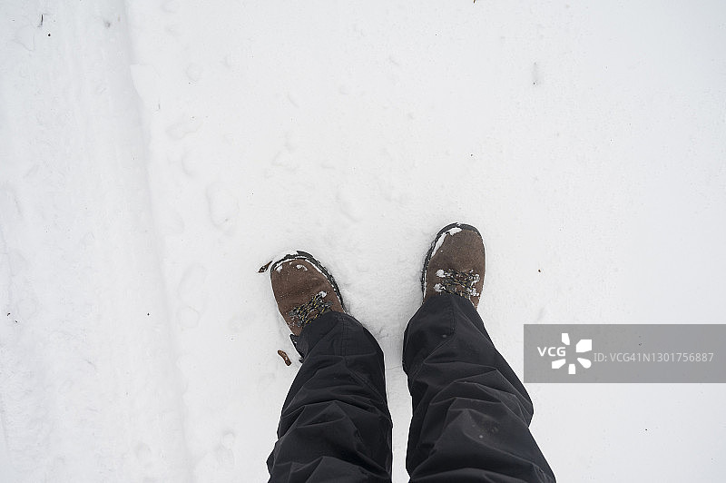 穿着雪地靴和雪裤的男人的脚部自拍图片素材