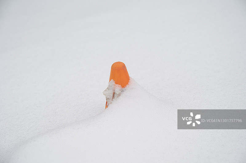 白雪覆盖的交通警示锥图片素材