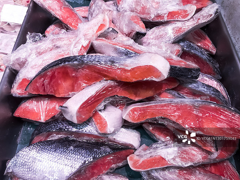 用保鲜膜包裹的解冻银鲑鱼片图片素材