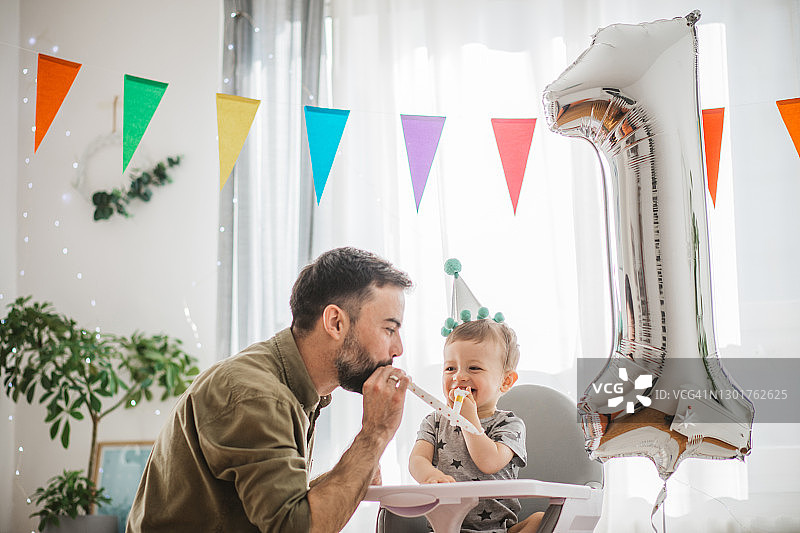 宝宝的第一个居家生日图片素材