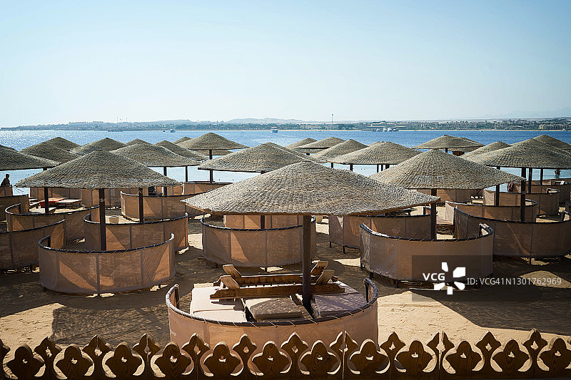 埃及洪加达红海海滩上的日光浴床和阳伞图片素材