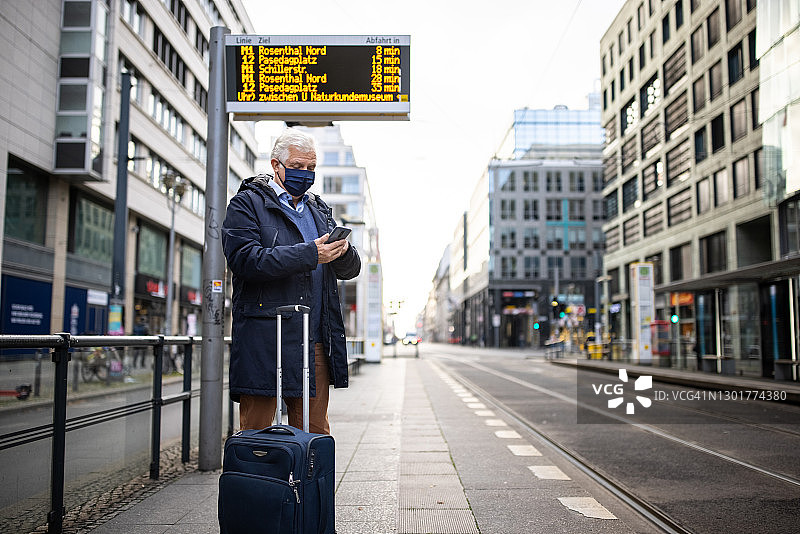 疫情期间在公交车站的老年男子图片素材