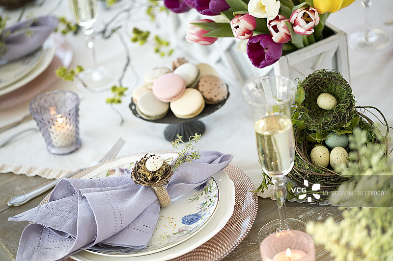 优雅的复活节餐桌图片素材