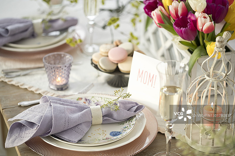 优雅的母亲节餐桌图片素材