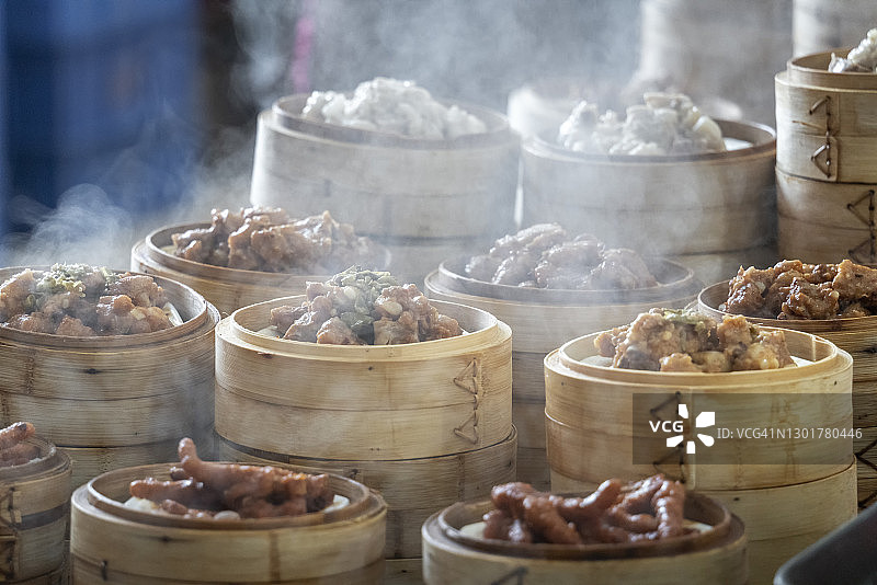 竹笼里的各种中式点心图片素材