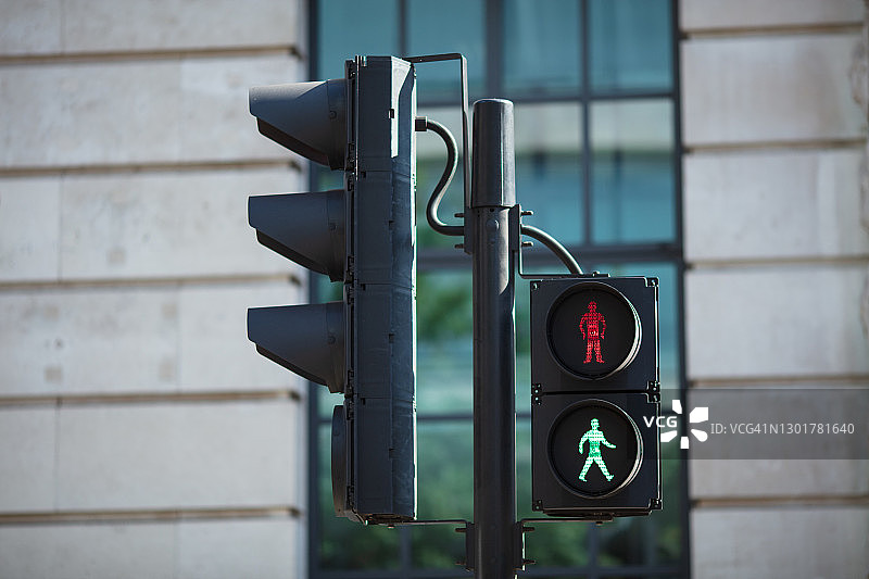 步行与交通信号灯图片素材