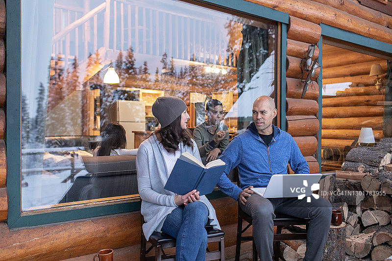 孩子敲窗户引起父母的注意图片素材