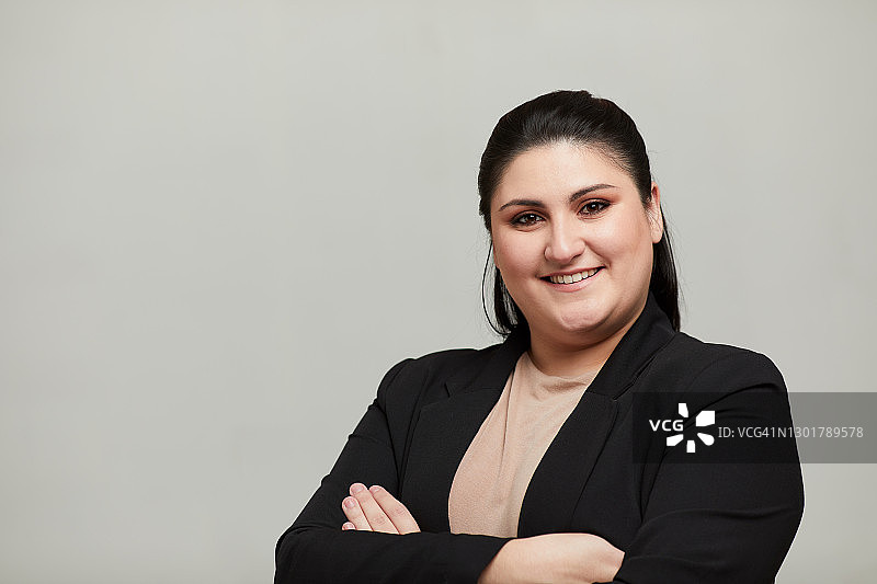 穿着西装的商务女性公司肖像照图片素材