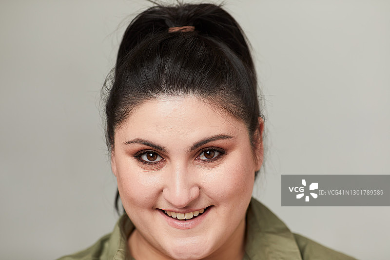 面带微笑看着镜头的女子图片素材