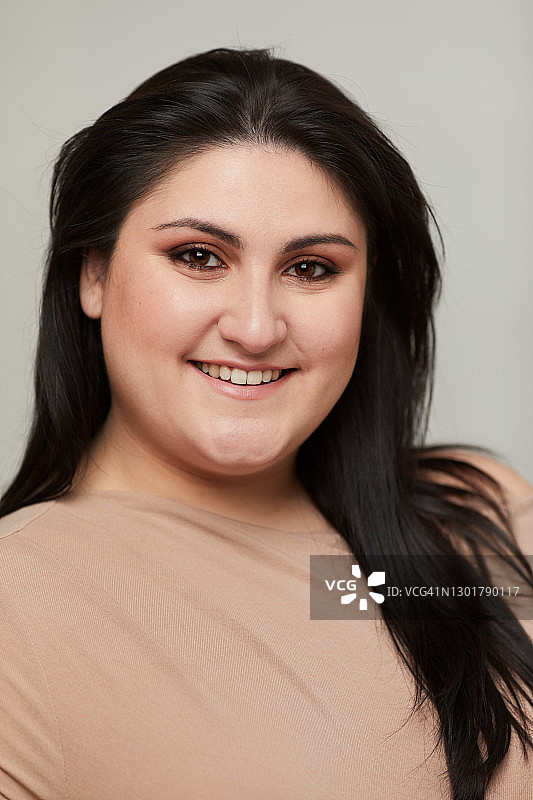 注视镜头的女性正装肖像图片素材