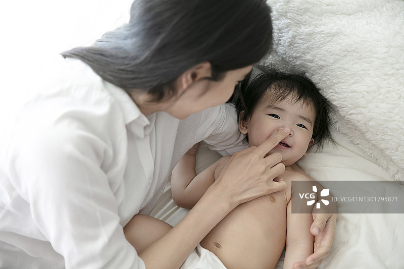 母亲和宝宝躺在床上图片素材
