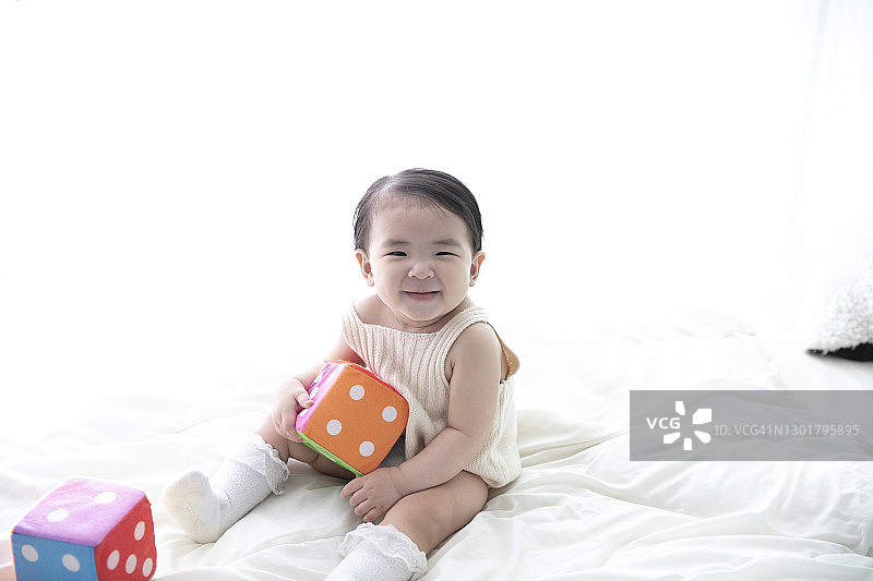 宝宝在床上玩骰子图片素材