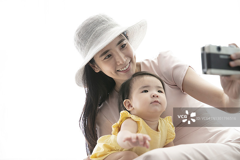 母亲和女儿用相机自拍图片素材