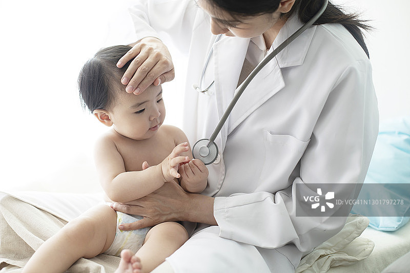 医生在办公室检查婴儿图片素材