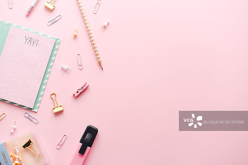带文具的淡粉色背景图片素材