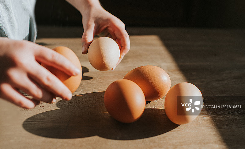儿童拿着5个鸡蛋中的2个图片素材