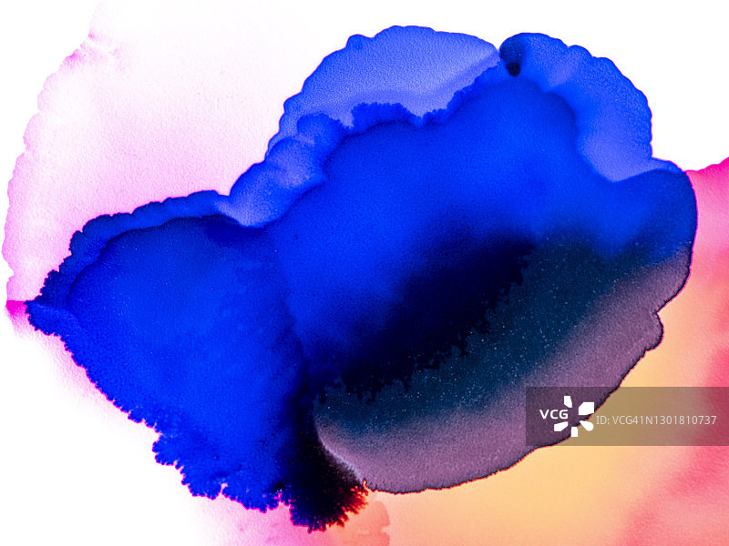 抽象背景，白色画布上的蓝色和粉色墨水滴图片素材