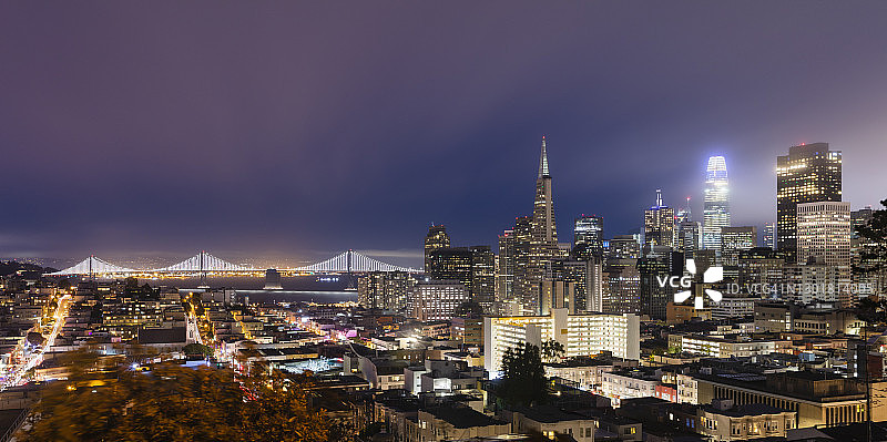 旧金山金融区与奥克兰海湾大桥图片素材