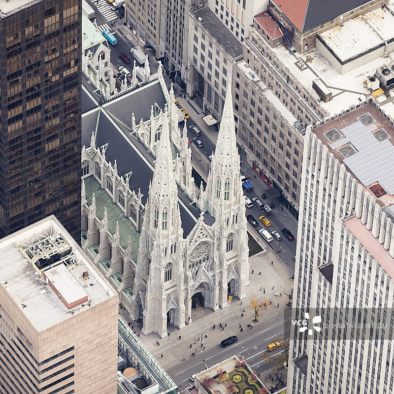 美国纽约市圣帕特里克大教堂高角度景观图片素材