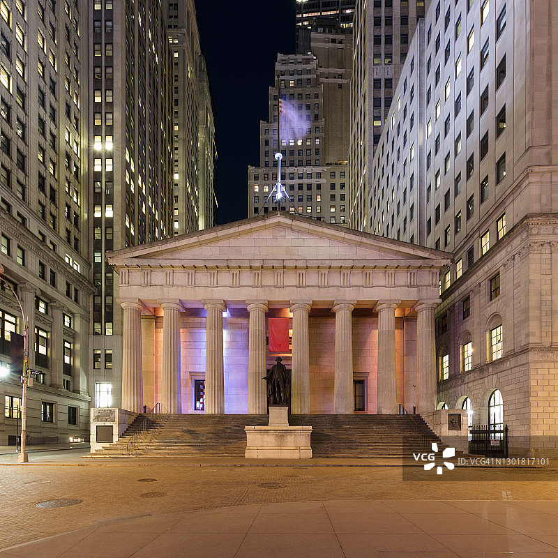 美国纽约：夜幕下的联邦大厅图片素材
