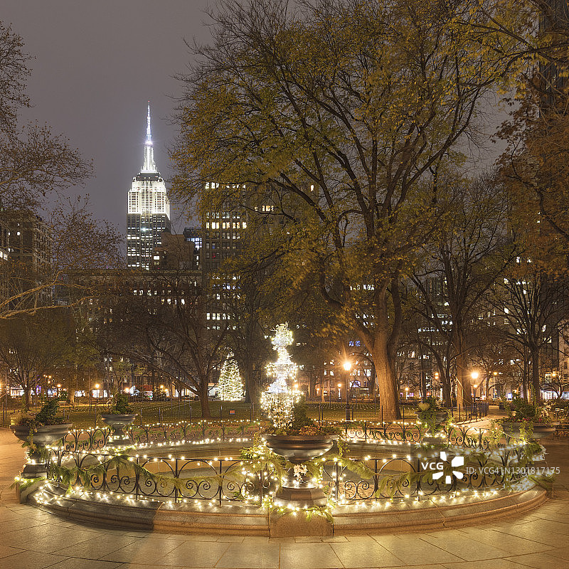 美国纽约麦迪逊广场公园圣诞灯饰与帝国大厦背景图片素材