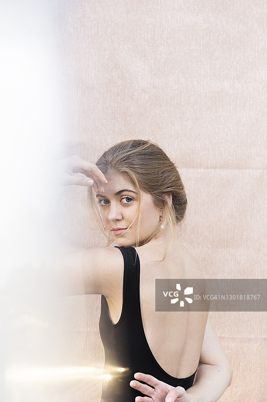 年轻芭蕾舞女演员的写真图片素材