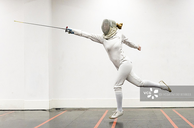 女子在健身房练习击剑图片素材