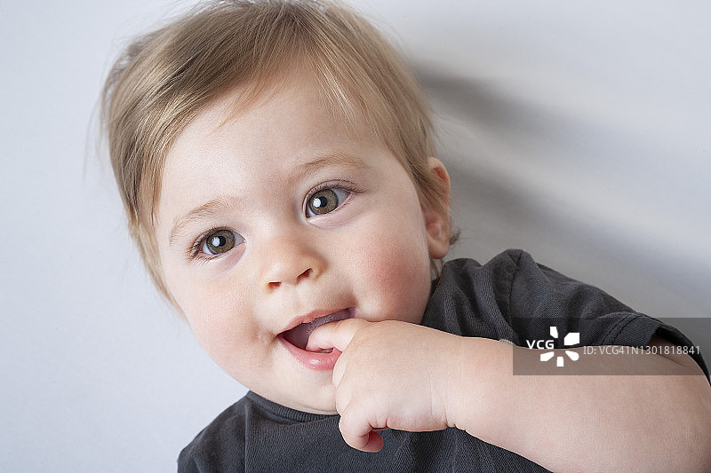 手指放在嘴里的男宝宝的画像图片素材