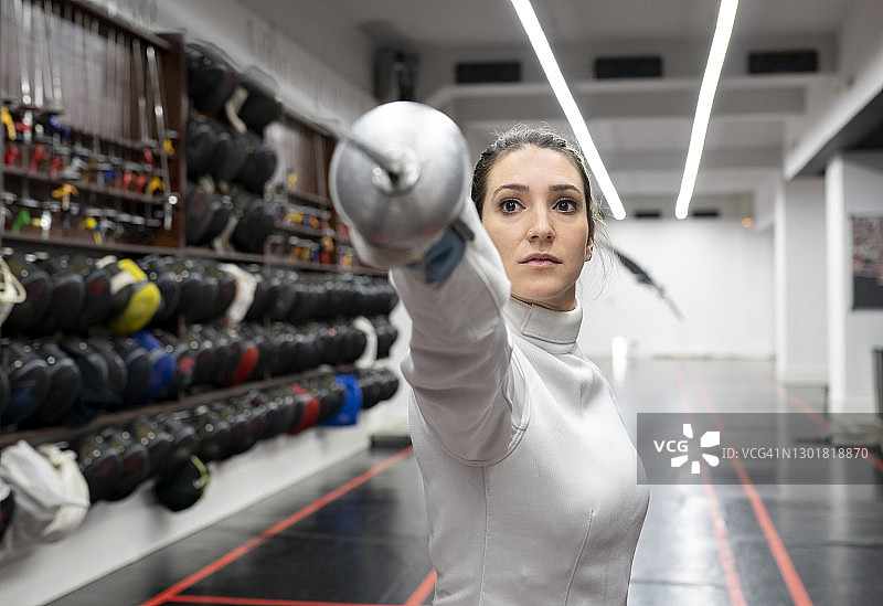 女子在健身房练习击剑图片素材