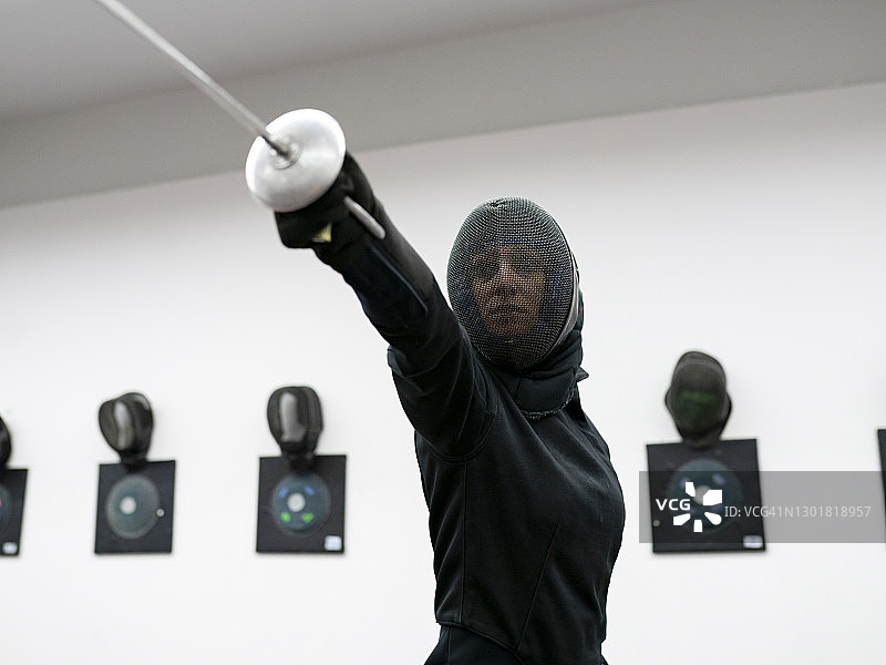 女子在健身房练习击剑图片素材