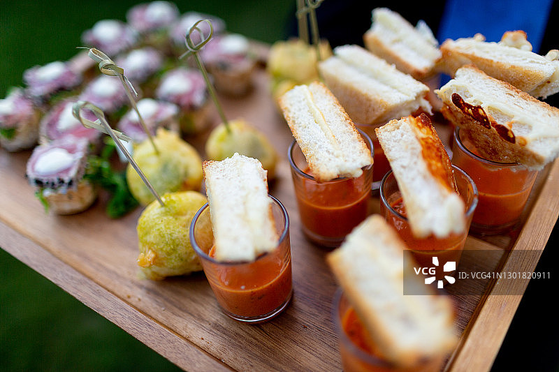 烤奶酪和番茄汤开胃小菜图片素材