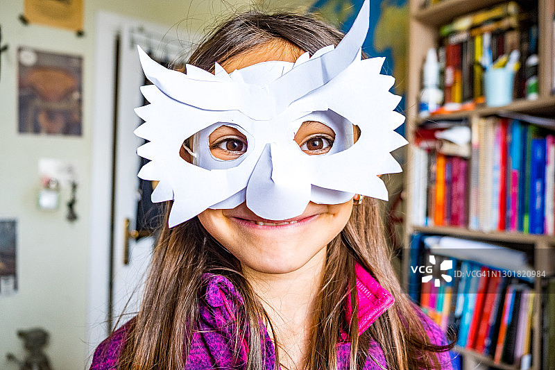 戴着手工面具的女童图片素材