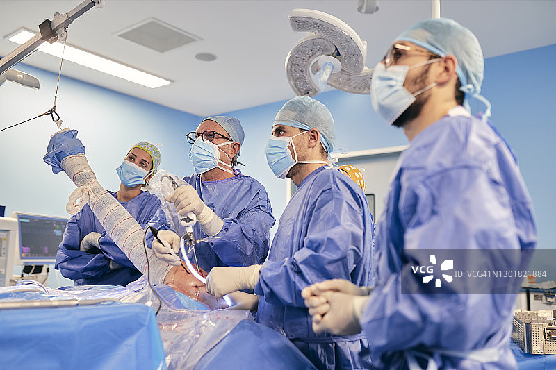 外科医生在COVID-19期间使用内窥镜设备进行肩关节镜手术图片素材