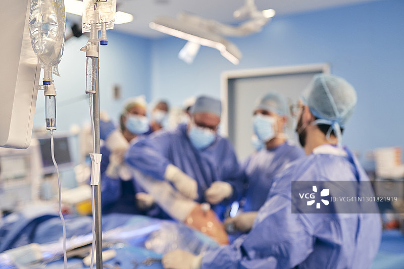 手术室中的输液滴注与医生图片素材