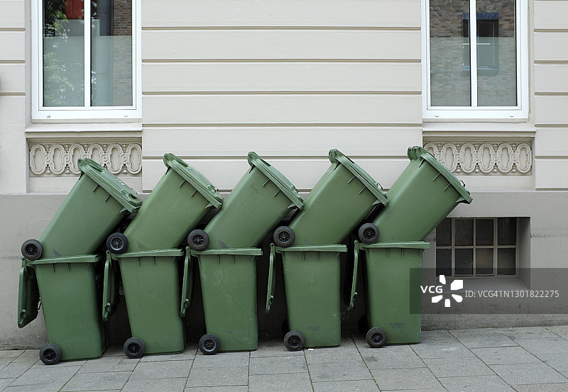 德国汉堡阿尔托纳住宅区堆积的垃圾桶图片素材