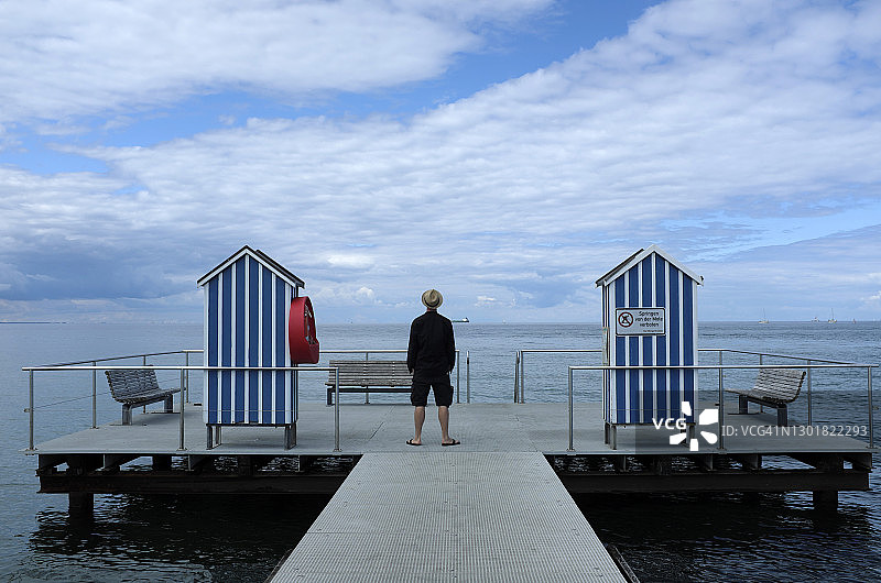 德国，石勒苏益格-荷尔斯泰因，施泰因，码头上看海的男人图片素材