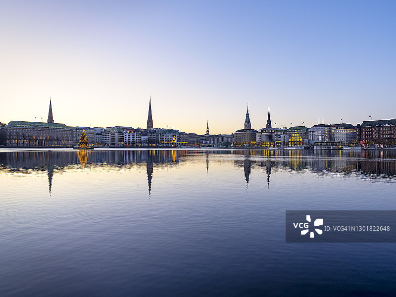 德国汉堡：内阿尔斯特湖和带有圣诞装饰的城市景观图片素材