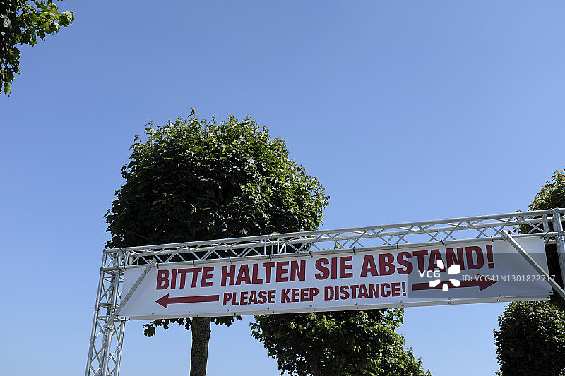 新冠疫情期间保持社交距离的横幅图片素材