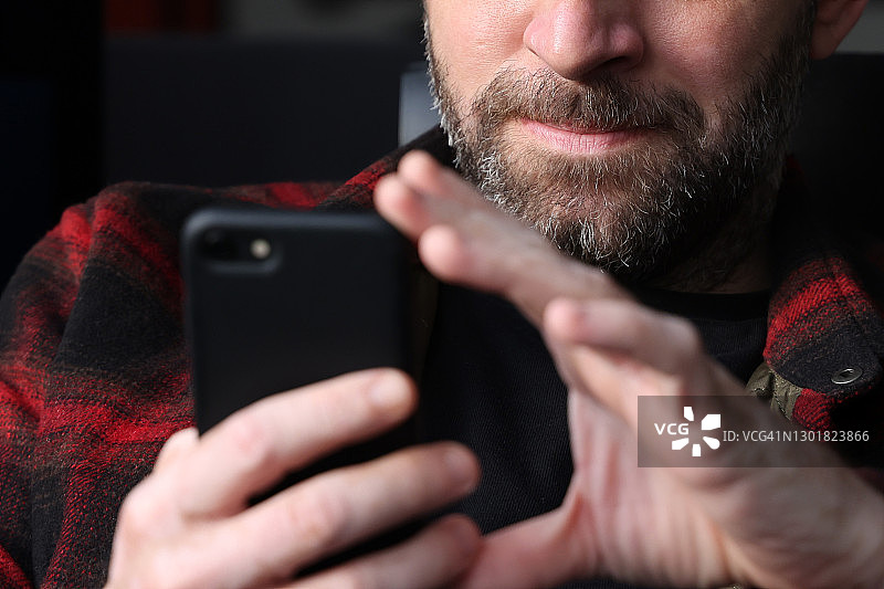 使用智能手机进行视频通话的年轻男人图片素材