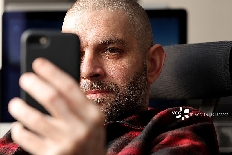 使用智能手机进行视频通话的年轻男人图片素材