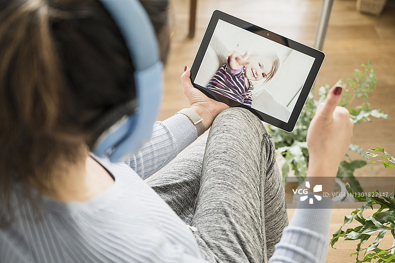 妈妈通过平板电脑视频通话向女儿竖起大拇指图片素材